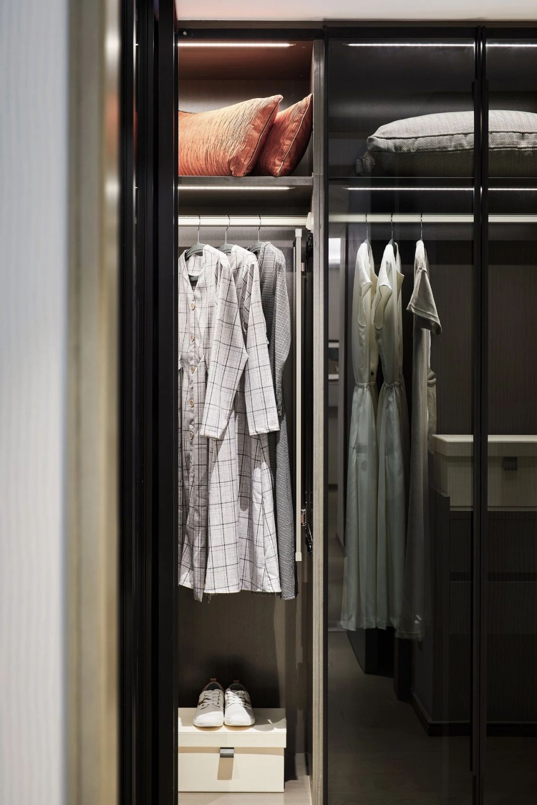 輕奢簡(jiǎn)約風(fēng)格室內(nèi)設(shè)計(jì)家裝案例-臥室衣柜 輕奢簡(jiǎn)約風(fēng)格室內(nèi)設(shè)計(jì)家裝案例-臥室衣柜